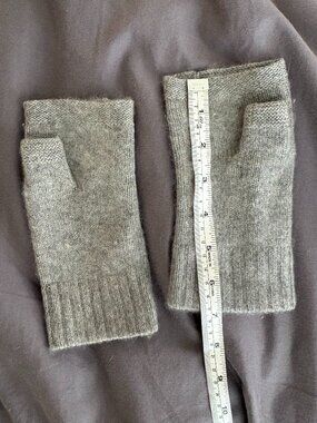 Neiman Marcus 100% cashmere gray fingerless gloves